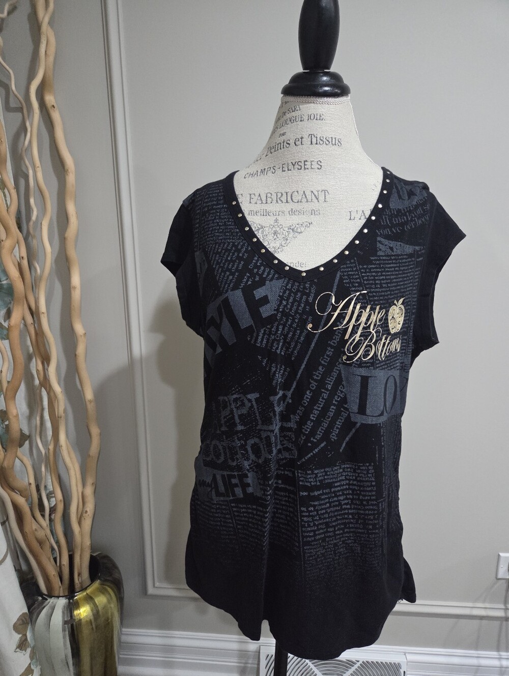 Apple Bottoms Women’s Black Graphic V-Neck Top with Stud Detail Sz.2X